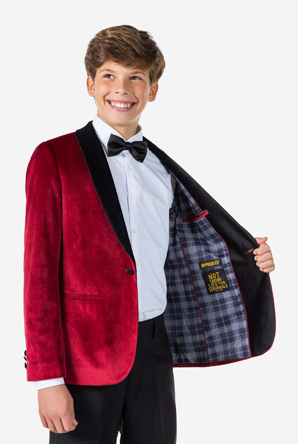 Teenager, der rote Samt Weihnachtsfleisch -Jacke trägt