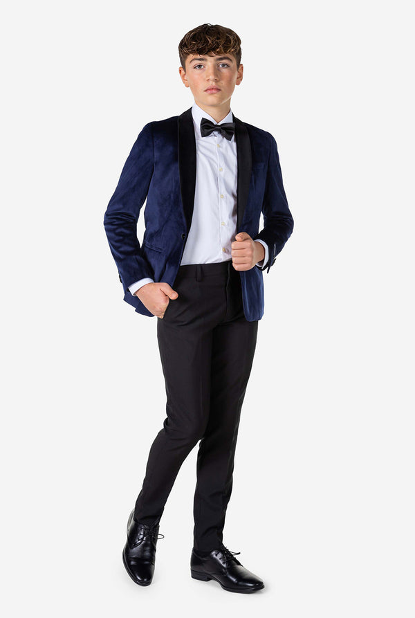 Teenager, der Blaue Samt Weihnacht Jacke trägt