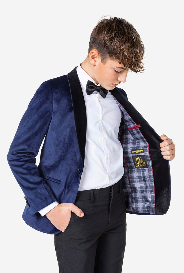 Teenager, der Blaue Samt Weihnacht Jacke trägt