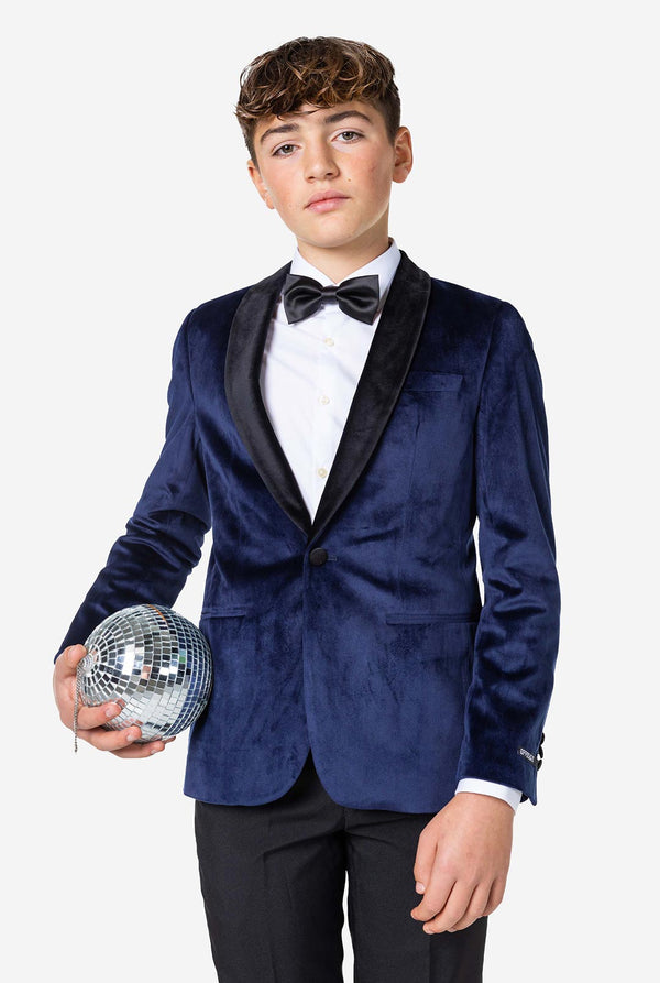 Teenager, der Blaue Samt Weihnacht Jacke trägt