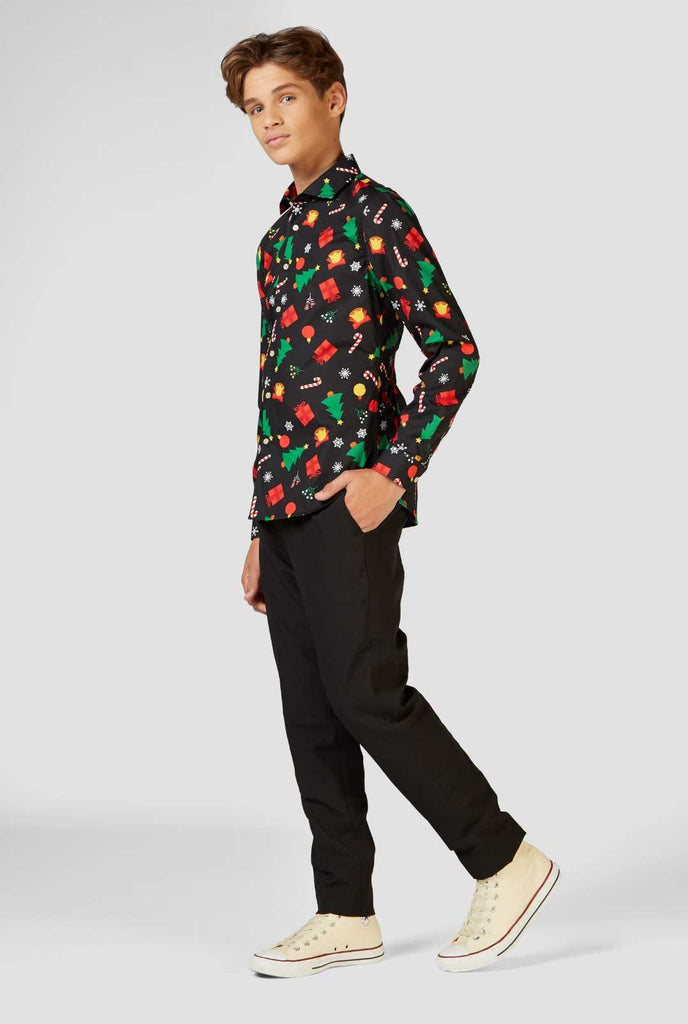 Lustige schwarze Weihnachts -Ikonen -Hemd -Hemd von einem jugendlichen Jungen, der hineinzoomt wurde