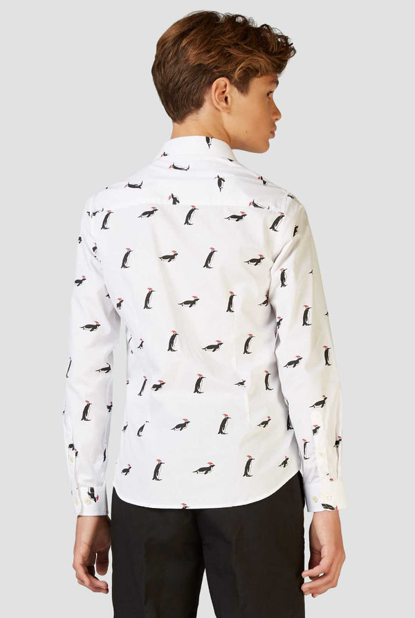 Weißes Weihnachtshemd mit Weihnachtspenguinen, die von einem jugendlichen Jungen getragen werden, Blick von hinten
