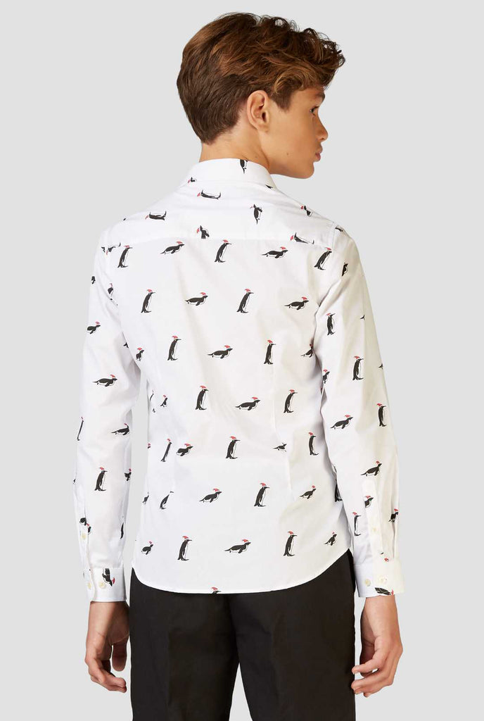 Weißes Weihnachtshemd mit Weihnachtspenguinen, die von einem jugendlichen Jungen getragen werden, Blick von hinten