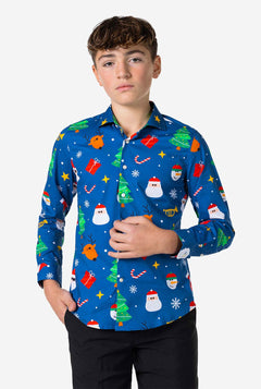 Teen, das blaues Hemd mit Weihnachtsdruck trägt