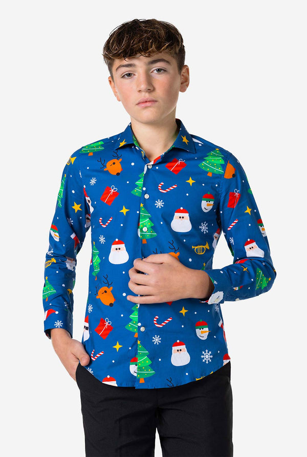 Teen, das blaues Hemd mit Weihnachtsdruck trägt