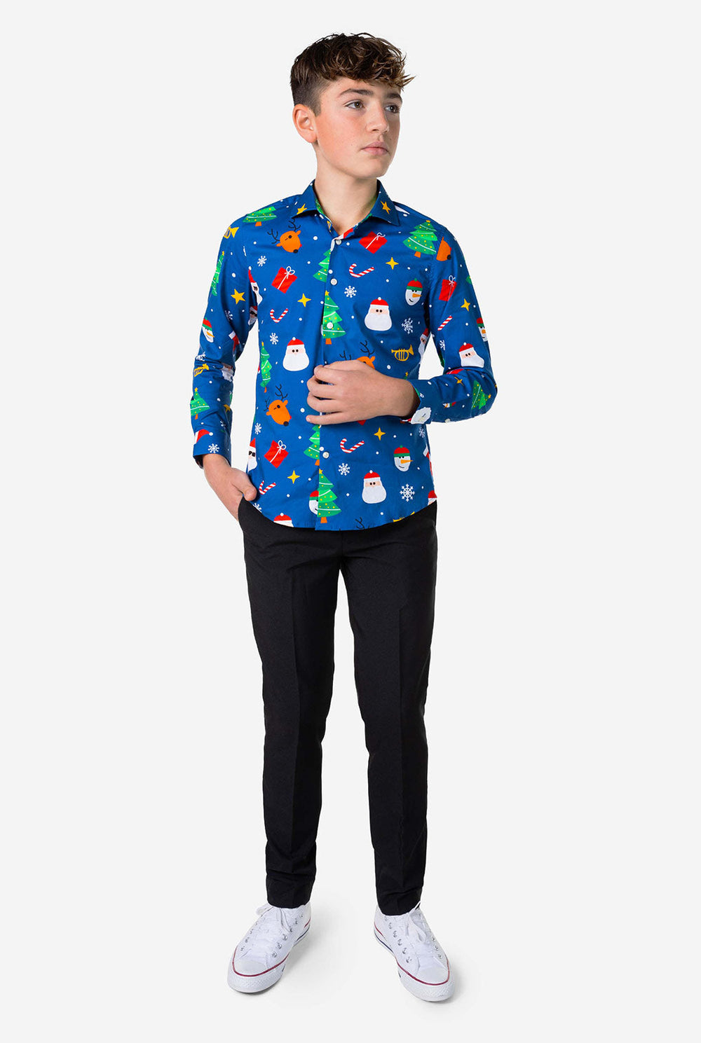 Teen, das blaues Hemd mit Weihnachtsdruck trägt