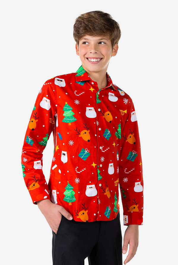 Teenager Jungen, das rotes Hemd mit Weihnachtsdruck trägt