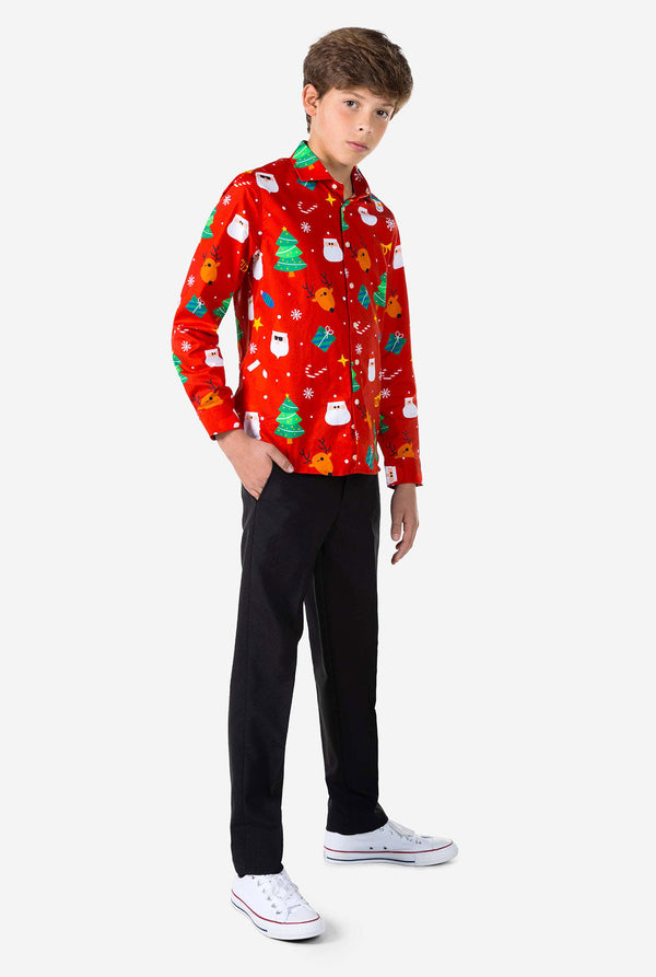 Teenager Jungen, das rotes Hemd mit Weihnachtsdruck trägt