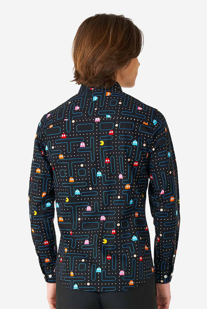 Teenager Jungen, das schwarzes Hemd mit Pac-Man-Druck trägt, Blick von hinten