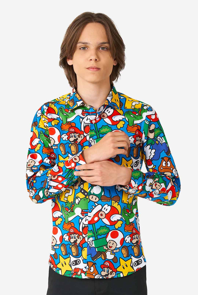 Teenager Jungen trägt Hemd mit Super Mario Druck