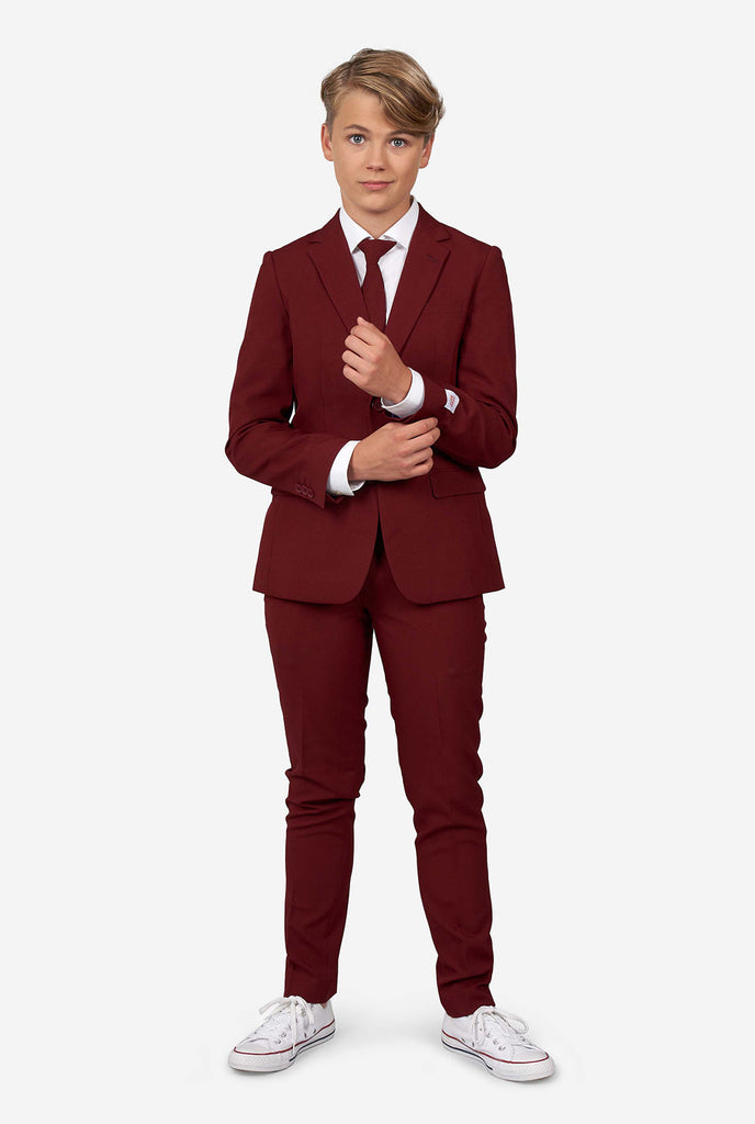 Teenager trägt einen formellen burgunderroten Anzug