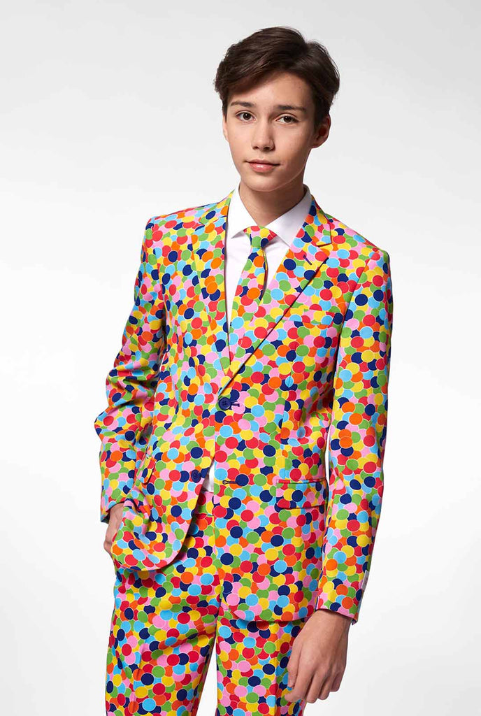 Teenager, der einen formellen Anzug mit Konfetti -Druck trägt