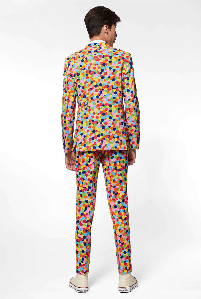 Teenager, der einen formellen Anzug mit Konfetti -Druck trägt, Blick von hinten
