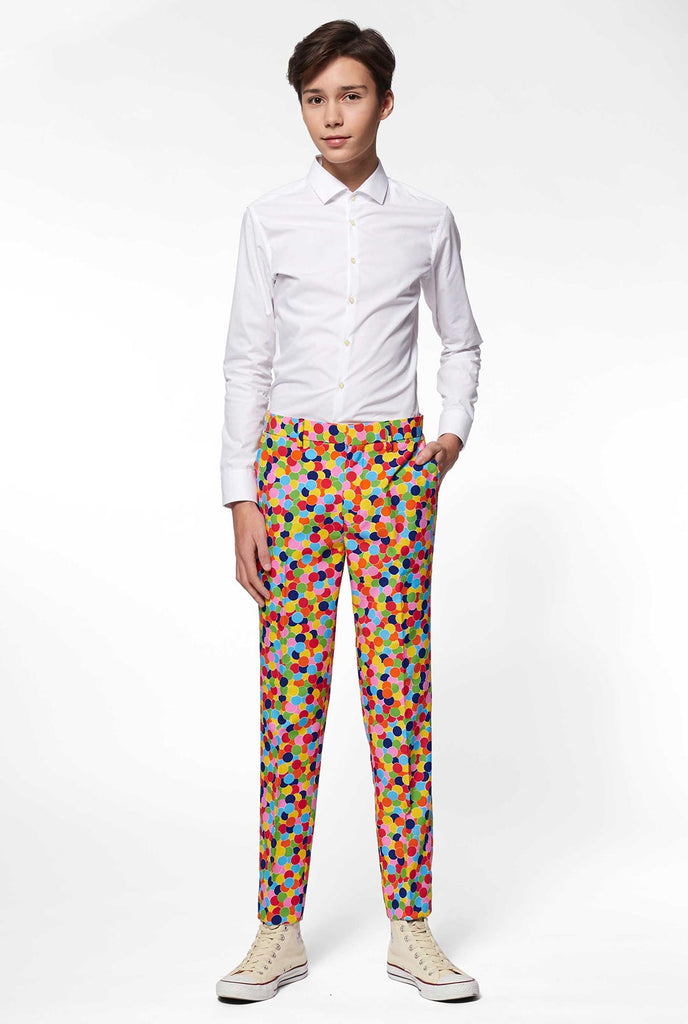 Teenager, der einen formellen Hosen mit Konfetti -Print, teil von anzug