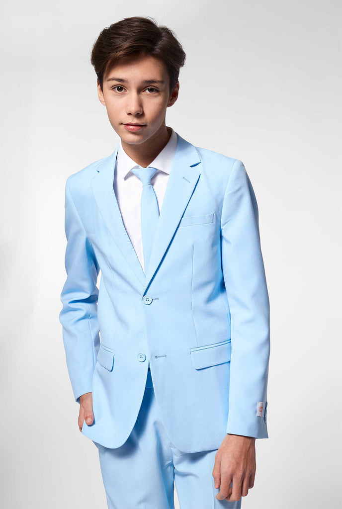 Teenager trägt hellblauen formellen Anzug