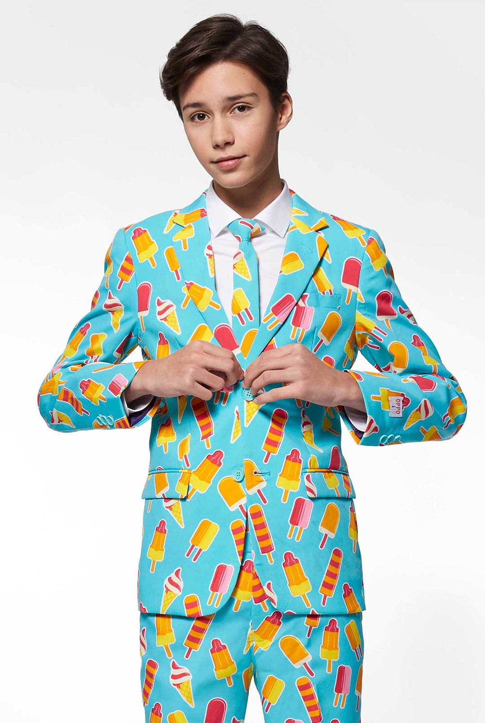 Teenager, der hellblaue formal