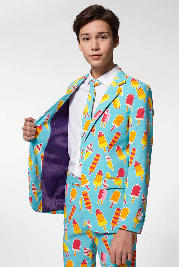 Teenager, der hellblaue formal