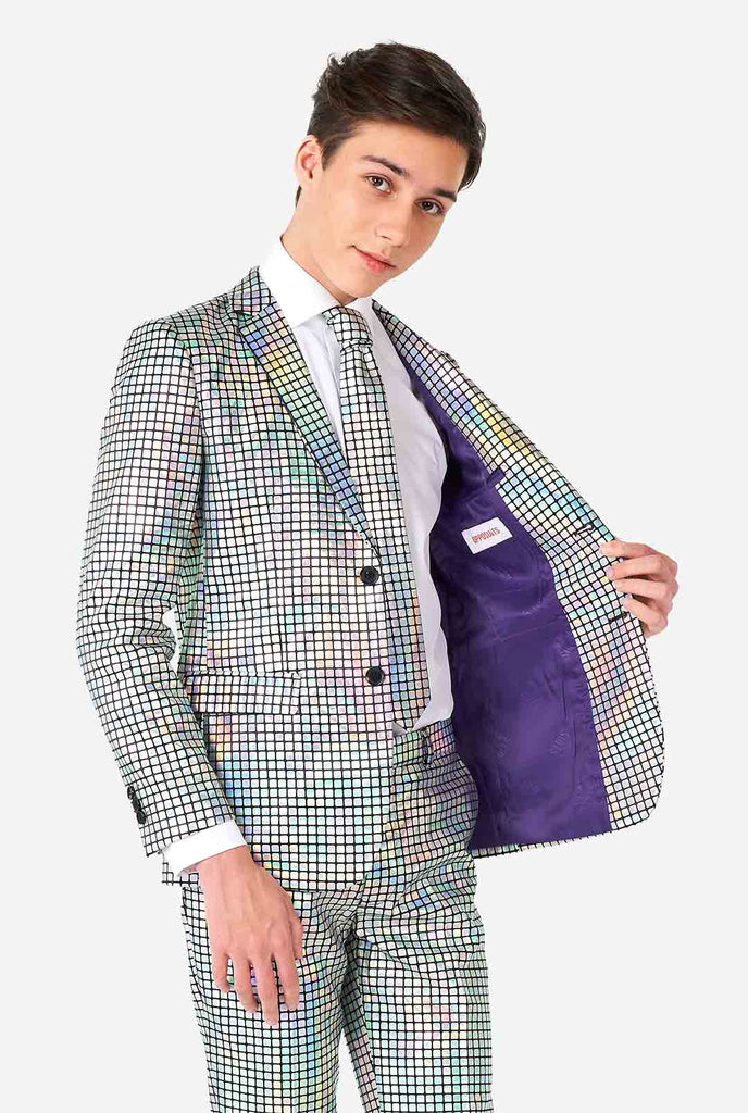 Teenager, der einen formellen Anzug mit Spiegeldiskobaldruck trägt