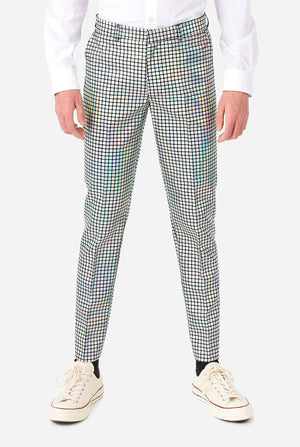 Teenager, der einen formellen Hosen mit Spiegeldiskobaldruck trägt, teil von anzug