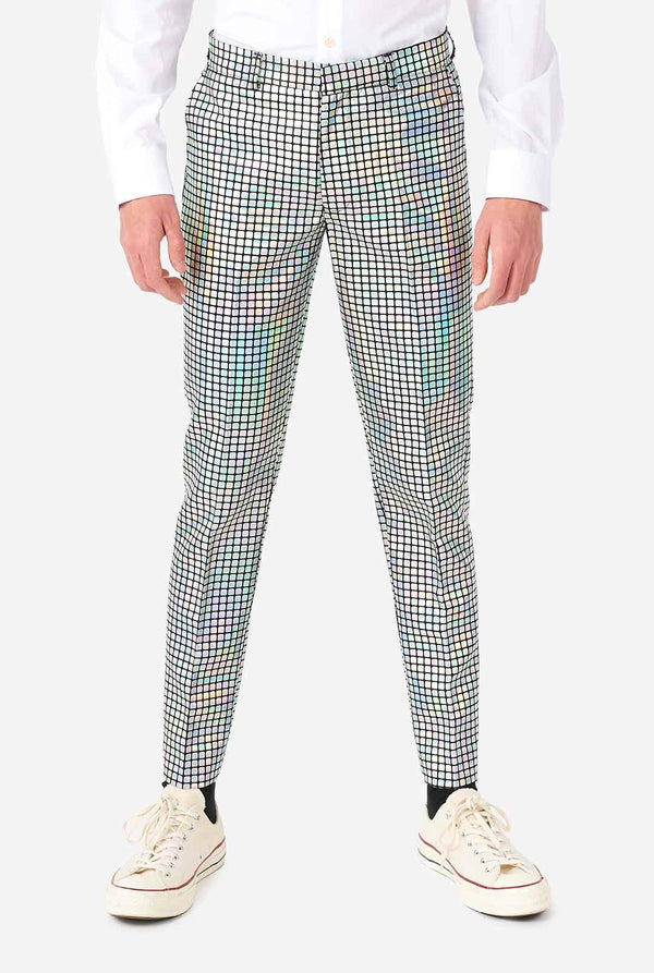 Teenager, der einen formellen Hosen mit Spiegeldiskobaldruck trägt, teil von anzug