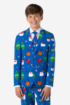 Teenager, der einen formellen blauen Weihnachtsanzug trägt