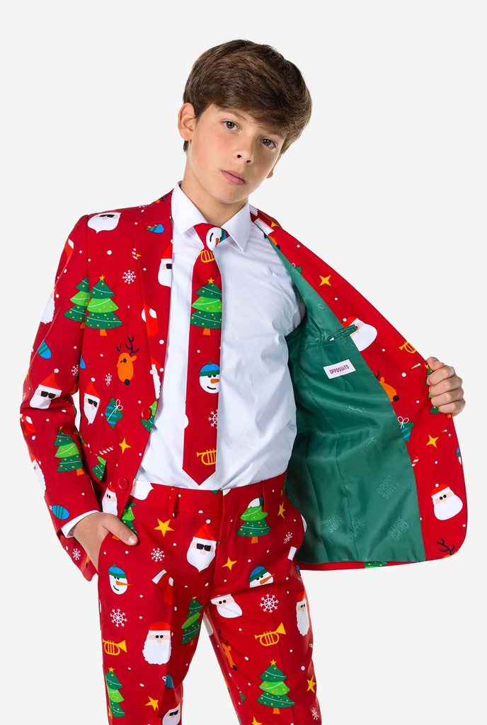 Teenager, der einen formellen roten Weihnachtsanzug trägt