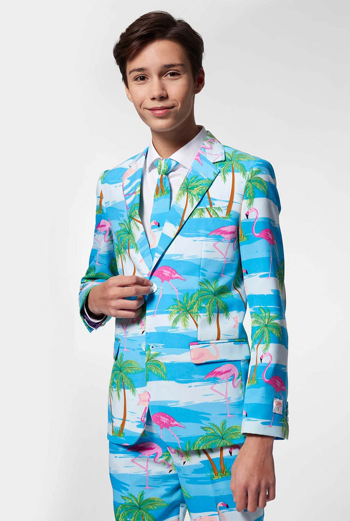 Teenager, der hellblauen Anzug mit Flamingo -Palmendruck trägt