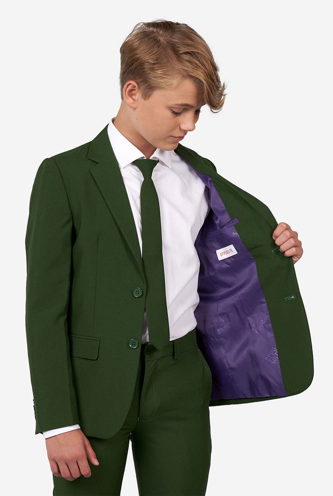 Teenager, der einen formellen dunkelgrünen Anzug trägt