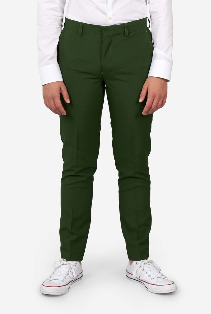 Teen, der einen formalen dunkelgrünen Hose trägt, teil von anzug