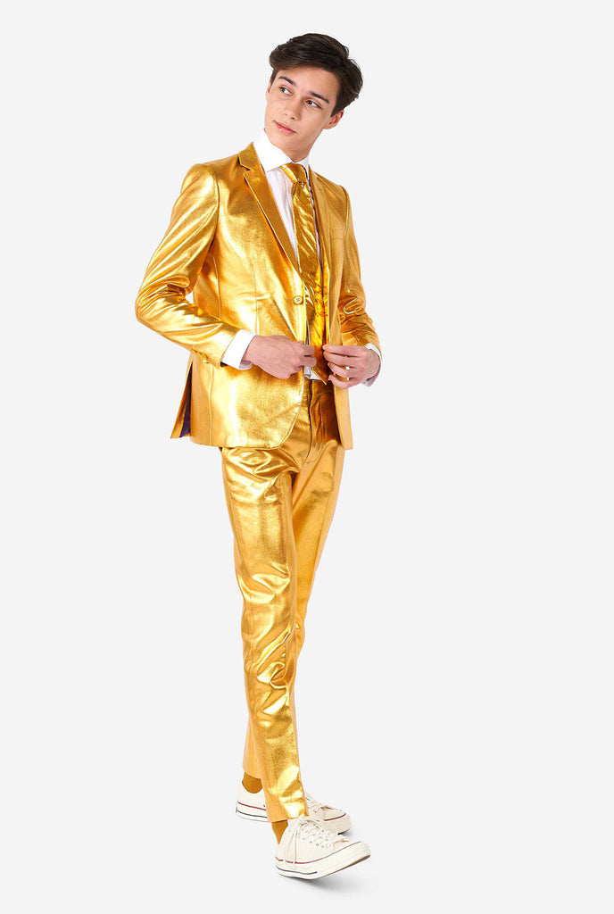 Teenager, der einen formellen goldenen Anzug trägt