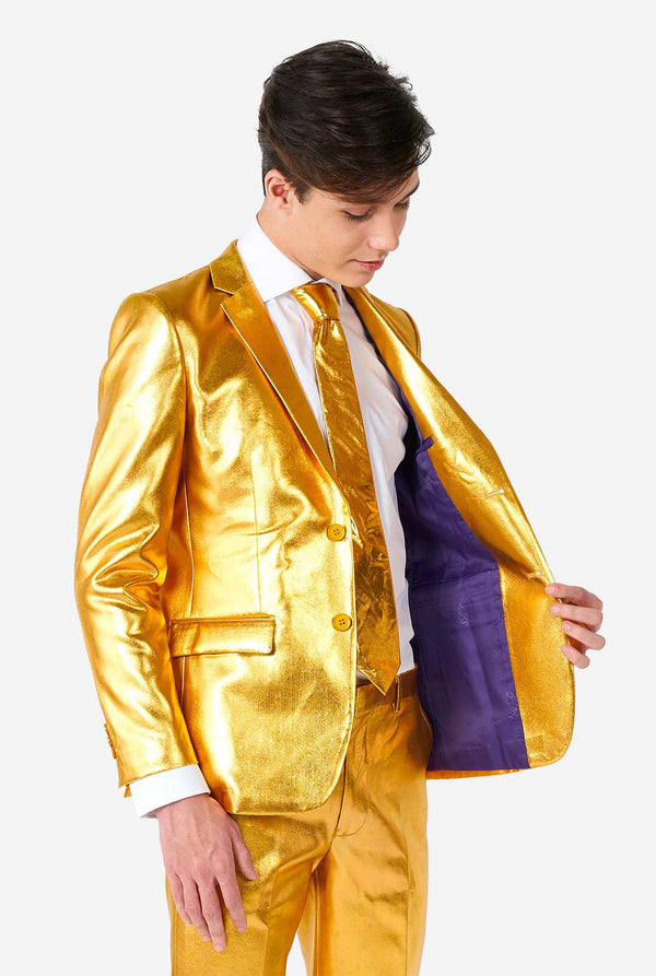 Teenager, der einen formellen goldenen Anzug trägt
