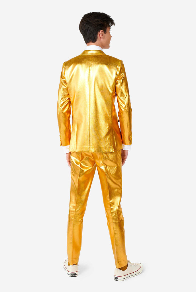 Teenager, der einen formalen goldenen Anzug trägt, Blick von hinten