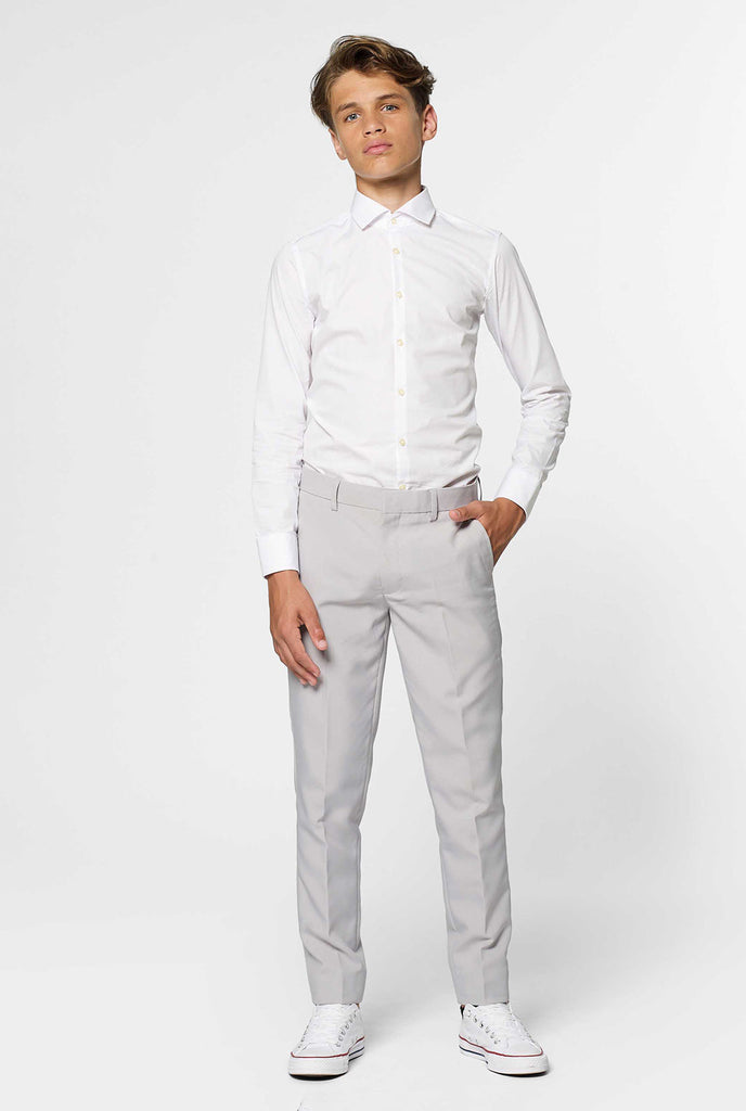 Teenager, der grauen formalen Hose trägt, teil von anzug