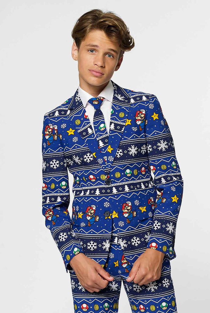 Teenager, der blauen Weihnachtsanzug mit Super Mario Print trägt