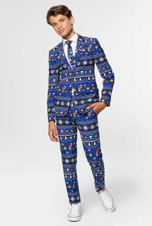 Teenager, der blauen Weihnachtsanzug mit Super Mario Print trägt