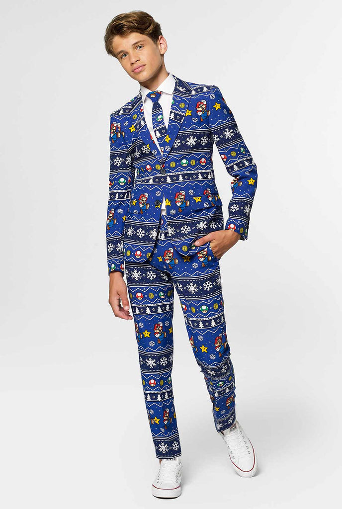 Teenager, der blauen Weihnachtsanzug mit Super Mario Print trägt