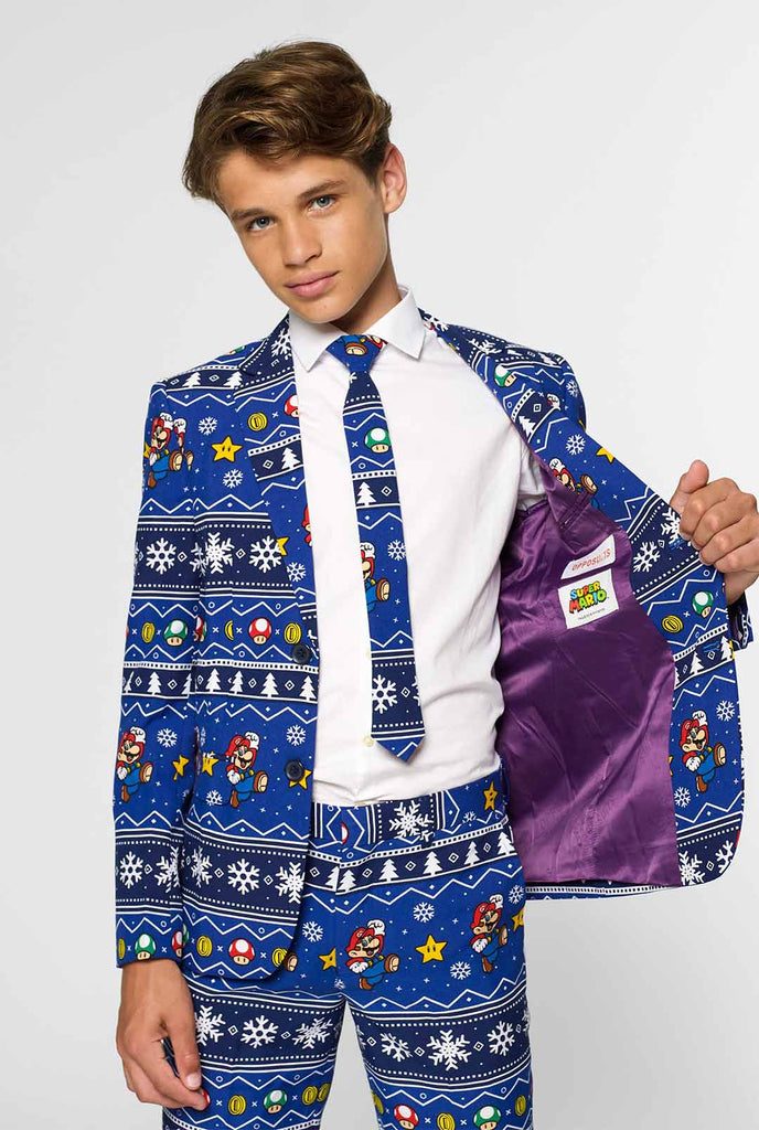 Teenager, der blauen Weihnachtsanzug mit Super Mario Print trägt