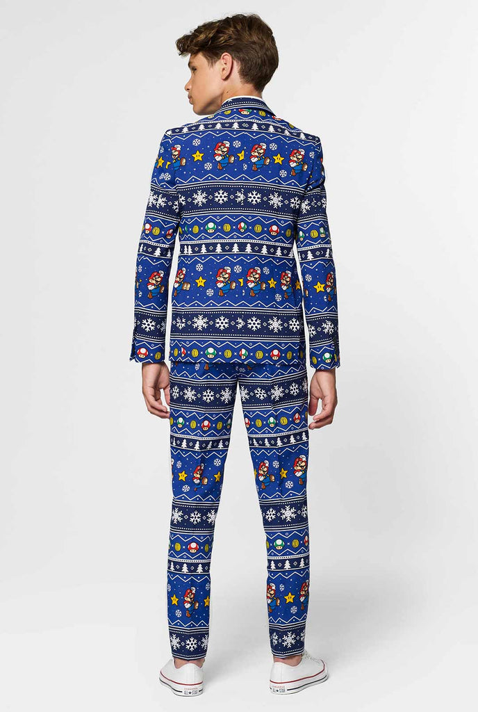 Teenager, der blauen Weihnachtsanzug mit Super Mario Print trägt, Blick von hinten