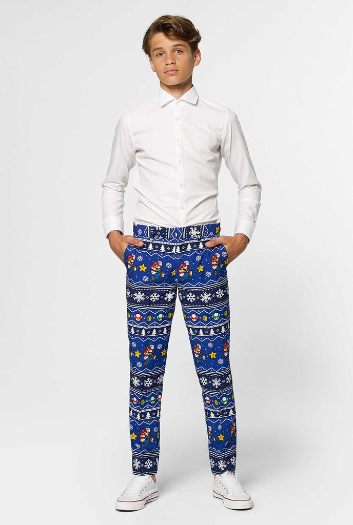 Teenager, der blauen Weihnachts Hose mit Super Mario Print trägt, teil von anzug