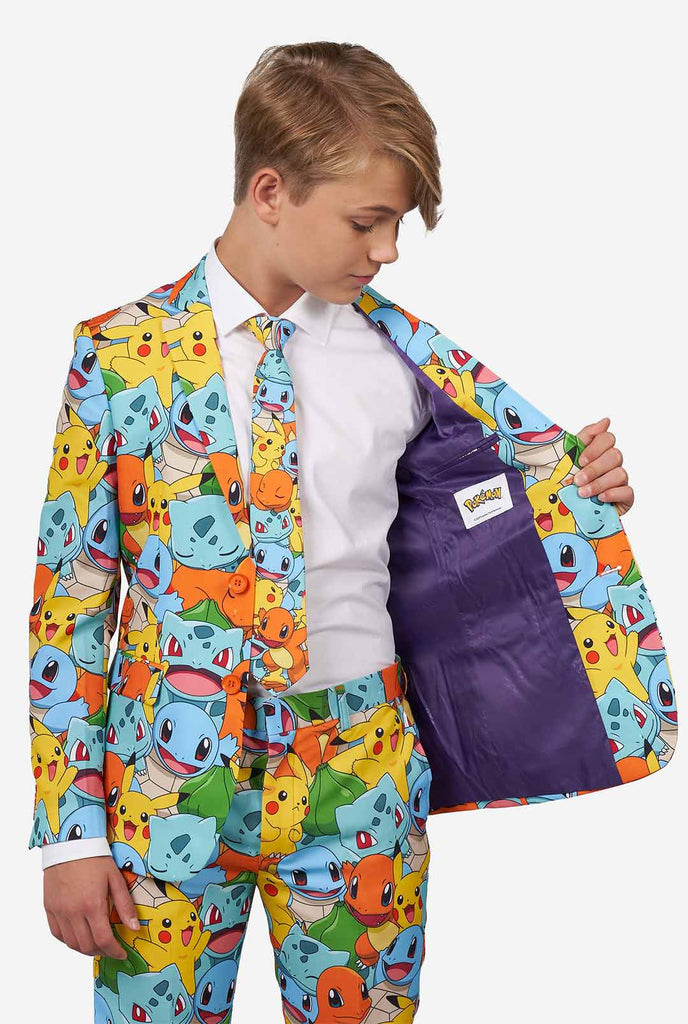 Teenager, der formelle Multi -Farbanzüge mit Pokemon -Druck trägt
