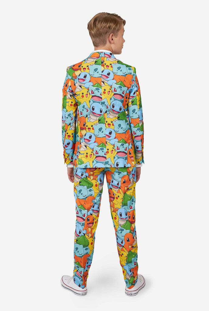 Teenager, der formelle Multi -Farbanzüge mit Pokemon -Druck trägt, Blick von hinten