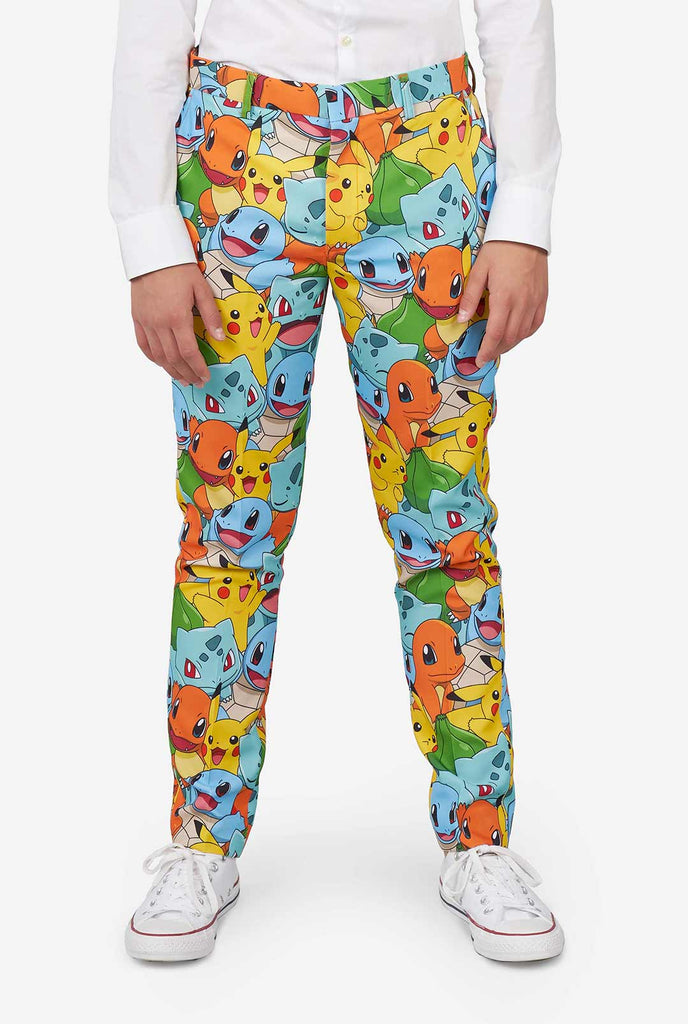 Teenager, der formelle Multi -Farb Hose mit Pokemon -Druck trägt, teil von Anzug