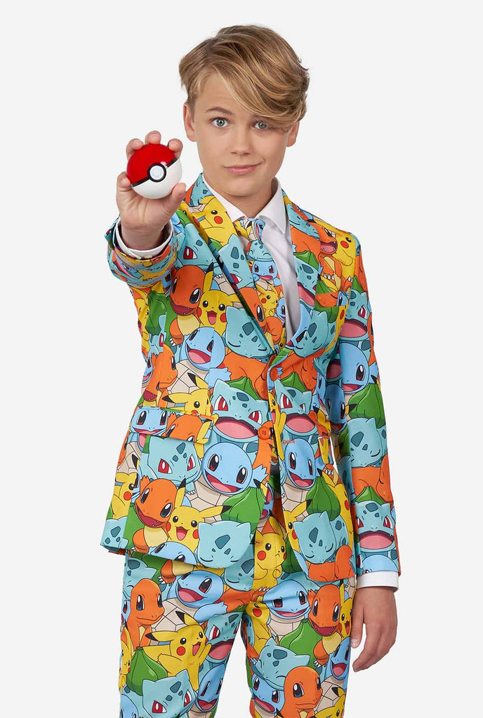 Teenager, der formelle Multi -Farbanzüge mit Pokemon -Druck trägt