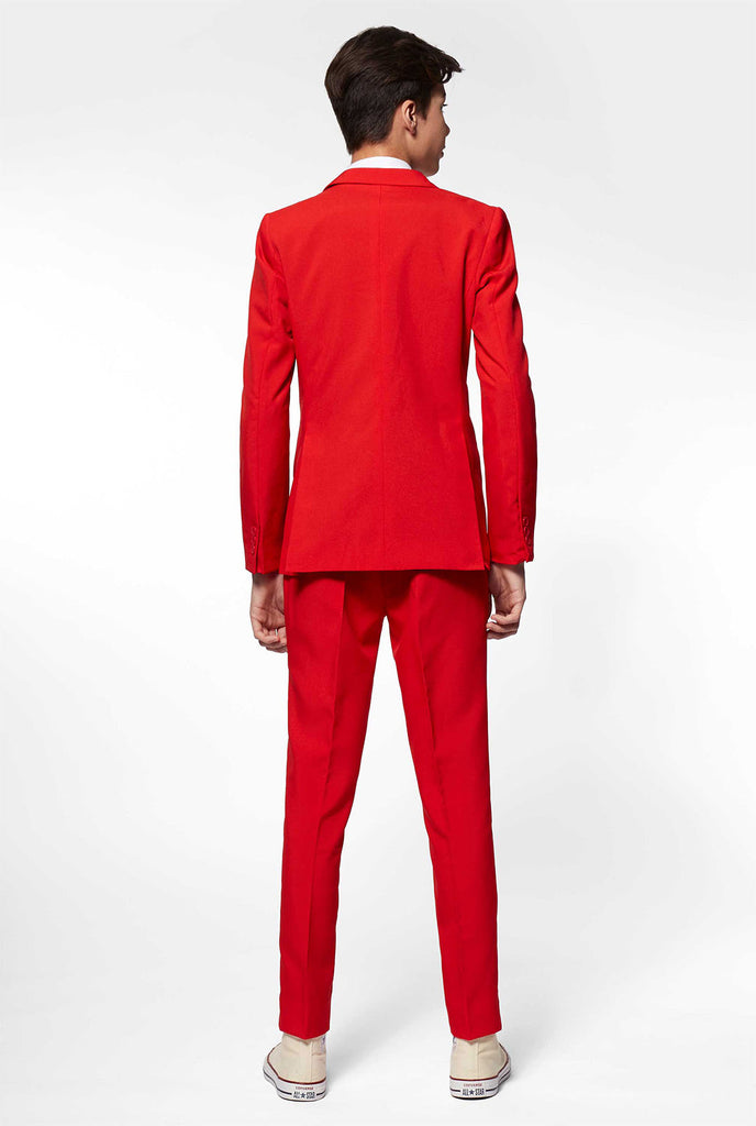 Teenager, der einen roten formalen Anzug trägt, Blick von hinten