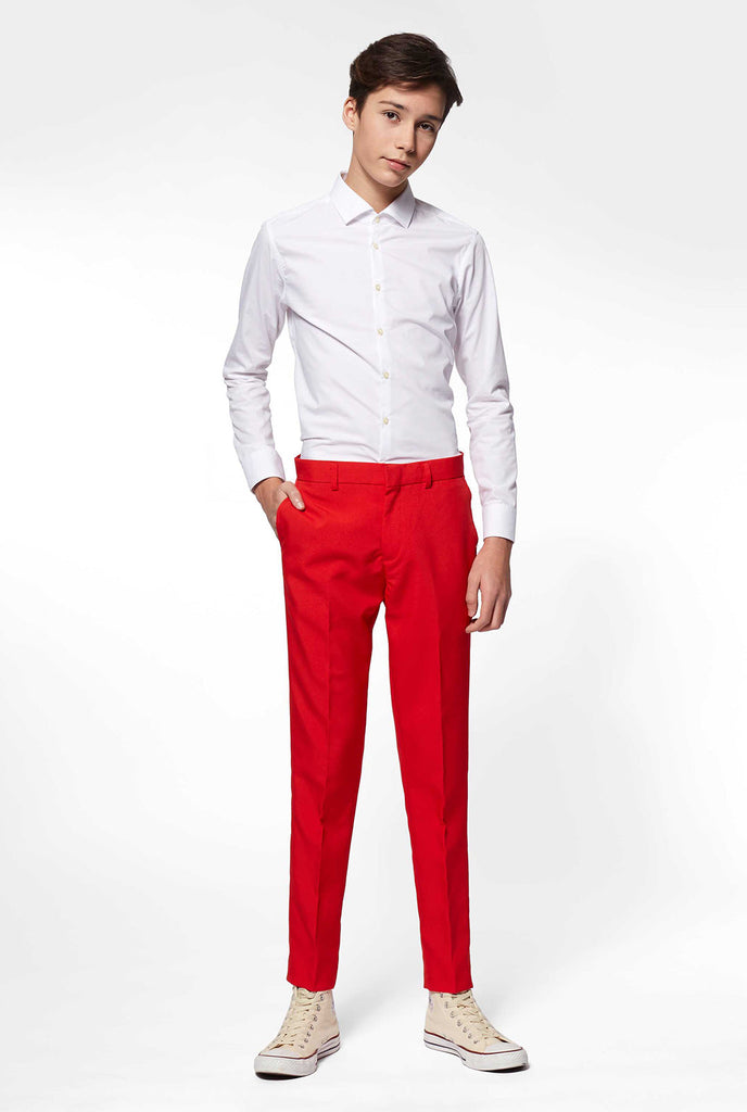 Teenager, der einen roten formalen Hose trägt, teil von anzug
