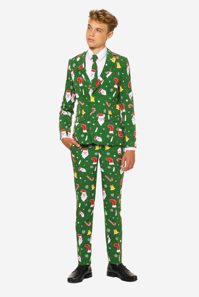 Teenager, der grünen Weihnachtsanzug trägt