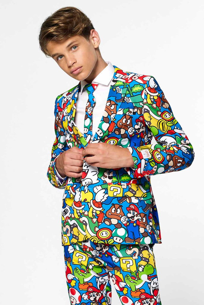 Teenager, der einen formellen Anzug mit farbenfrohen Super Mario -Druck trägt