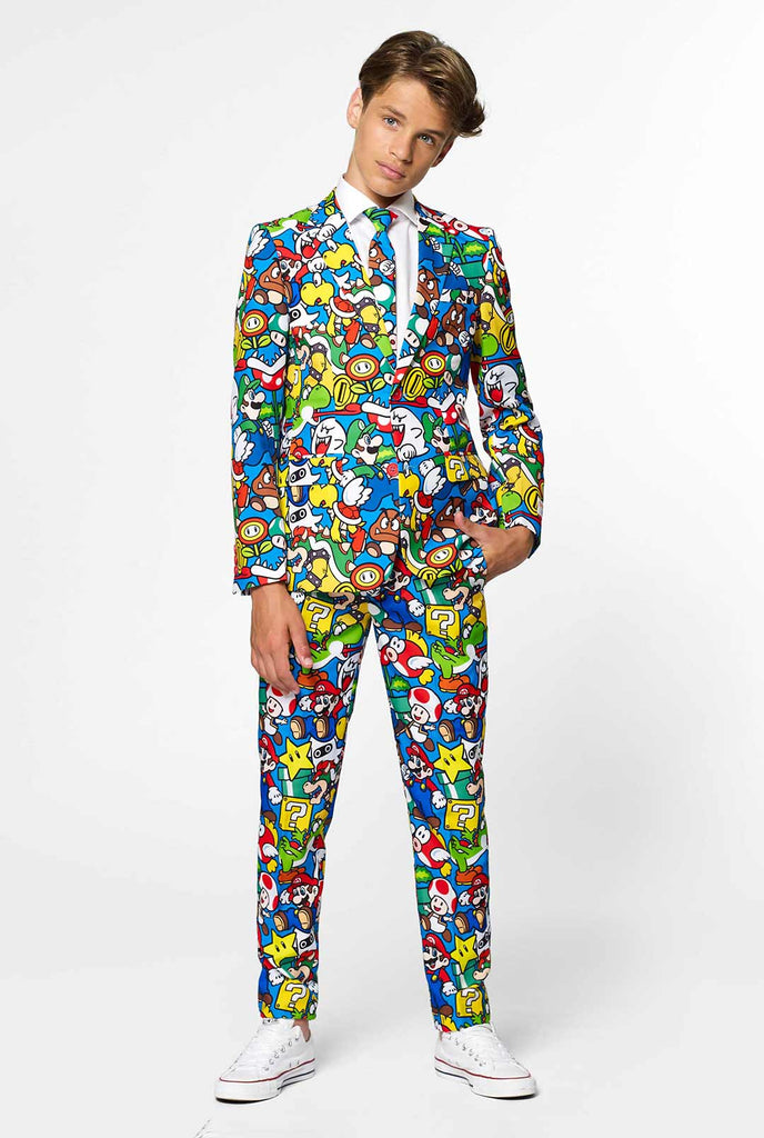 Teenager, der einen formellen Anzug mit farbenfrohen Super Mario -Druck trägt