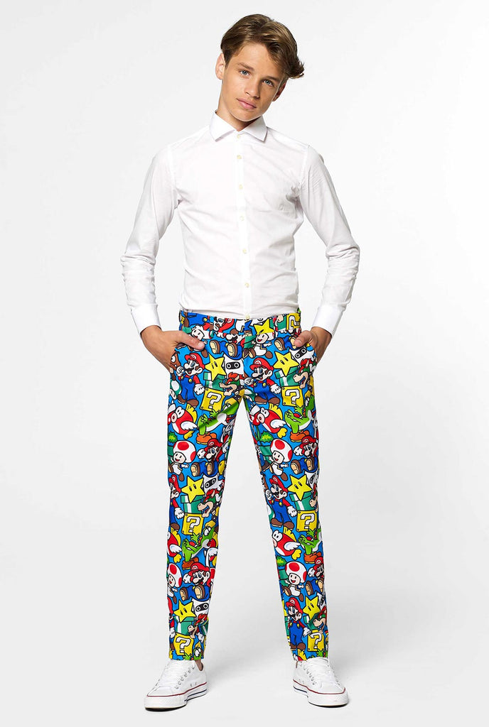 Teenager, der einen formellen Hose mit farbenfrohen Super Mario -Druck trägt, teil von anzug