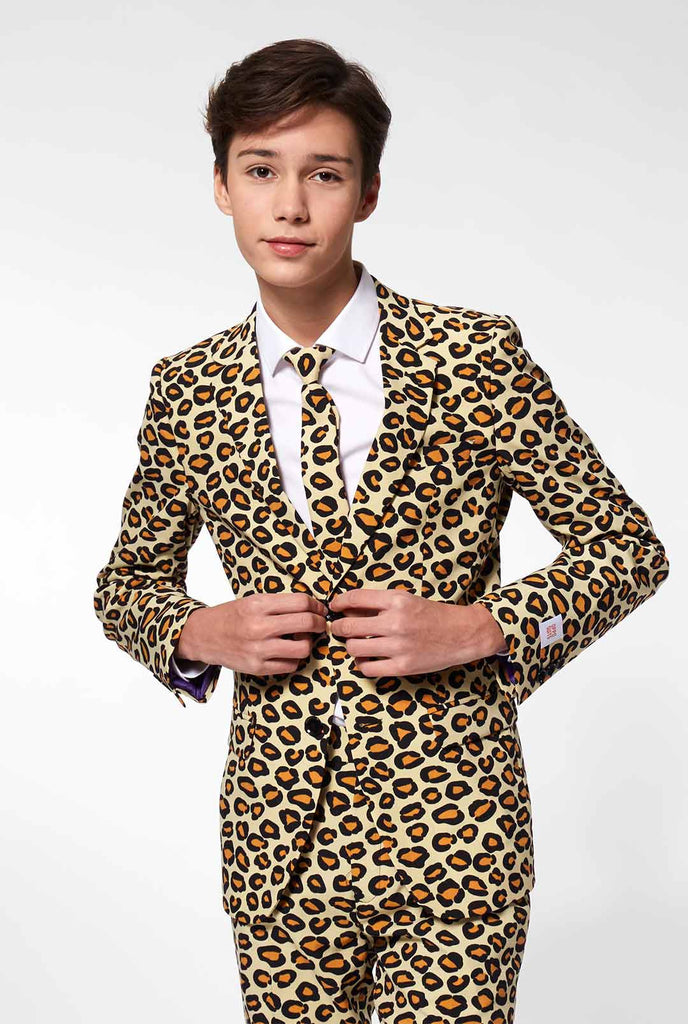 Teenager, der einen formellen Anzug mit Panther -Druck trägt